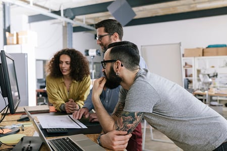 Team arbeitet mit Lean Marketing am Bildschirm