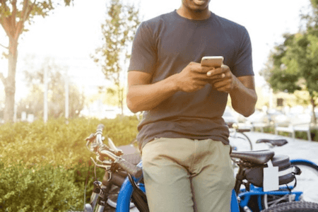 Mann ändert LinkedIn Hintergrundbildes über Smartphone