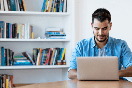 Mann vor Laptop beschäftigt sich mit LinkedIn-Markerting