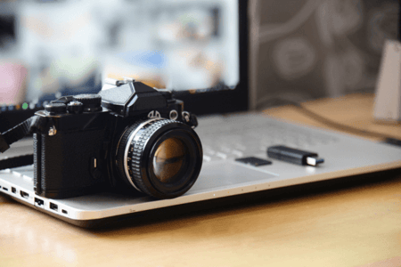 Kamera und Laptop stehen bereit, um neues LinkedIn-Profilbild zu erstellen