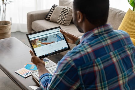 Mann optimiert LinkedIn-Profil am Laptop zur richtigen Nutzung von LinkedIn 