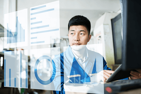 Asiatischer Marketer nutzt virtuellen Bildschirm symbolisierend für Marketing Automation im B2B
