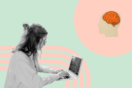 Person arbeitet am Laptop und wendet Marketing-Psychologie an 