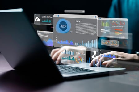 Person benutzt Marketing-Tools am Laptop