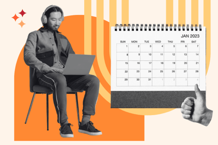 Marketer erstellt Marketingkalender am Laptop