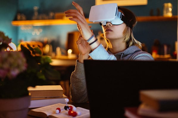 Frau besucht Metaverse mithilfe Virtual-Reality-Brille