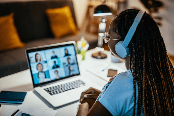 Frau ändert Hintergrund in Microsoft Teams am Laptop