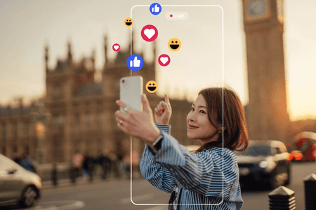 Frau mit Handy in der Hand verdient mit Instagram Geld dank hoher Reichweite