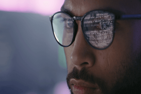 Nahaufnahme Mann ist fokussiert und lernt mit Hilfe von KI programmieren