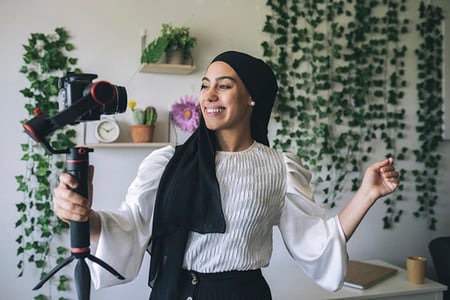 Junge Frau verdient mit YouTube Geld