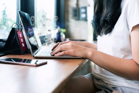Multichannel vertrieb am Laptop