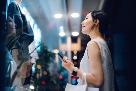 Frau vor Schaufenster beim Mystery Shopping