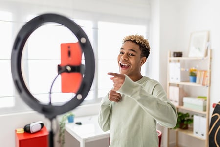 Nano-Influencer filmt Video mit Smartphone