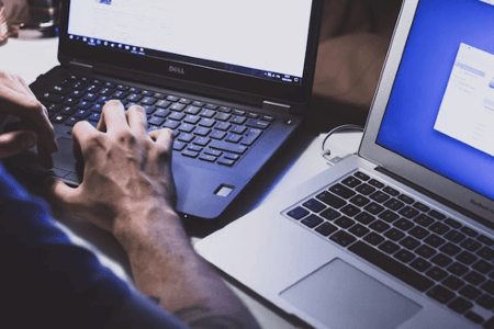 Mann benutzt No-Code-Anwendung am Laptop