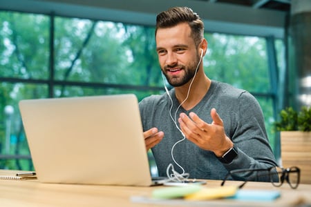 Mann erstellt Online-Kurs am Laptop