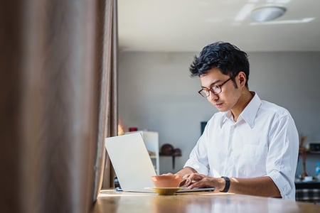 Mann erstellt Online-Marketing-Strategie am Laptop