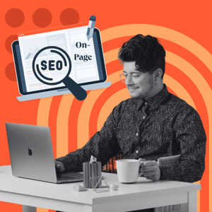 Mitarbeiter arbeitet an On-Page-SEO-Optimierungen mit Vorlage am Laptop