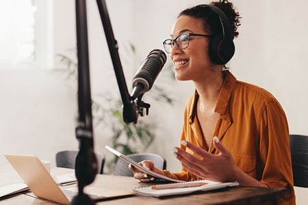 Frau nimmt Podcast auf