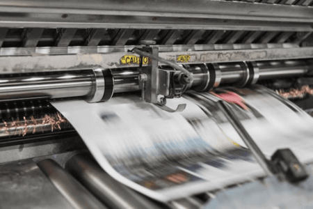 Printwerbung in der Druckerpresse