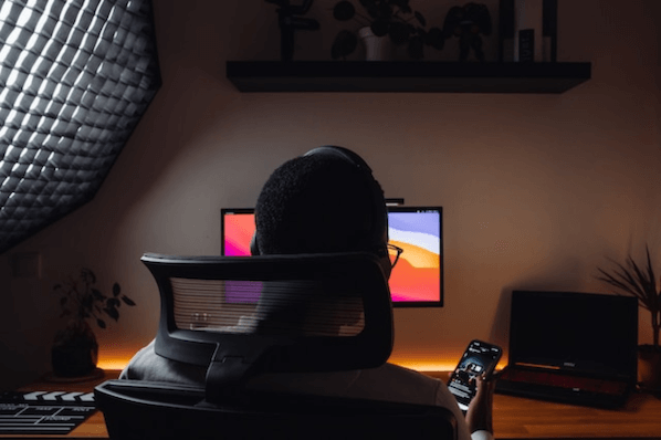 Person vor Computer prokrastiniert im Home-Office  
