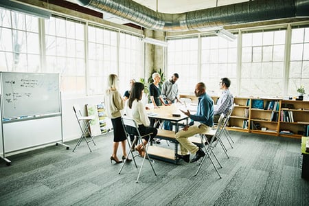Gruppe Menschen am Tisch bei qualitativer Forschung befragt