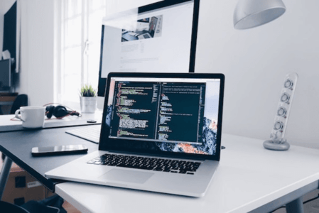 Einstellung eines Redirects für eine Website am Laptop