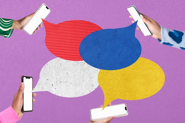 Vier Haende halten Handys mit bunten Sprechblasen als Symbol fuer Reposten auf Instagram