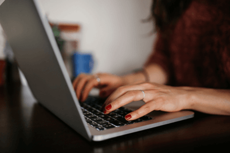 Frau erstellt robots.txt am Laptop, um Webcrawler zu steuern