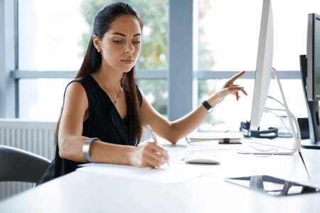 Frau am Schreibtisch führt SEO-Analyse durch