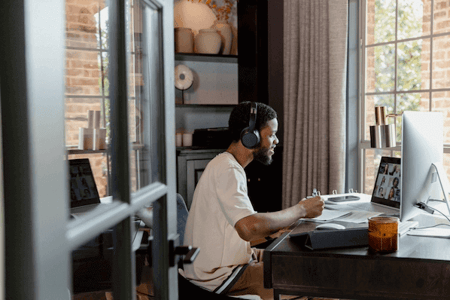 SEO-Team erarbeitet eine neue SEO-Strategie über Video-Chat