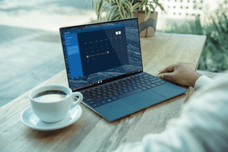 Person plant Smart Bidding am Computer 