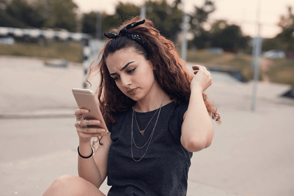 Mädchen erstellt eine Snapchat Gruppe auf Ihrem Smartphone