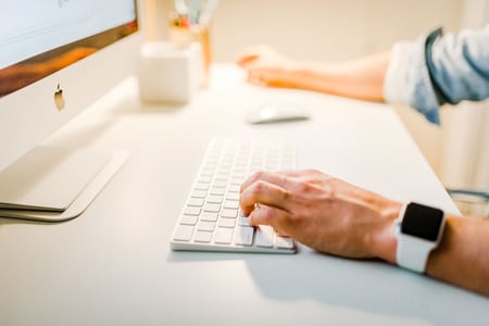 Person arbeitet an Social Media PR am Computer