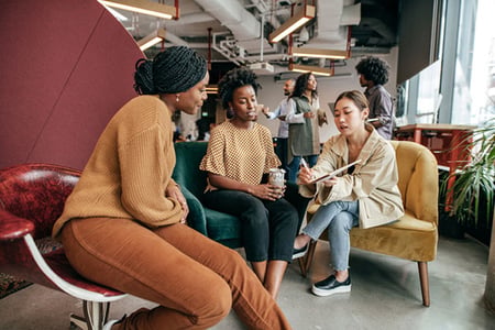 Frauen besprechen Social-Media-Guidelines im Büro