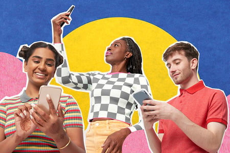 Personen schauen sich aktuelle Daten zur Social-Media-Nutzung in Deutschland auf Smartphone an