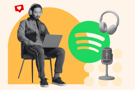 Mann mit Kopfhörern erstellt Podcast auf Spotify am Laptop