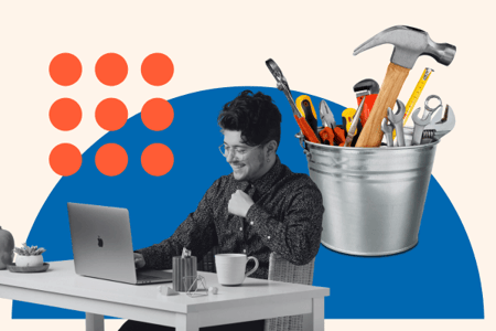 Mann sitzt am Laptop und sucht nach UI- und UX-Design-Tools