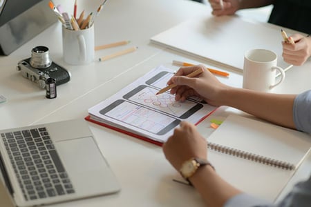 Personen arbeiten and User Experience für App-Anwendung
