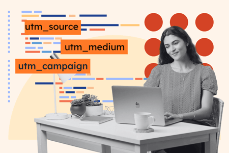 Marketerin erstellt UTM-Paramter am Laptop