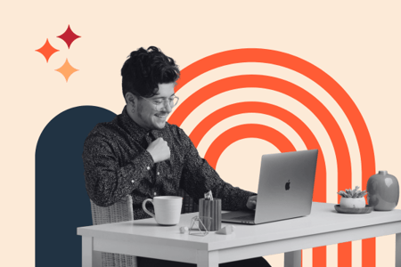 Mann sitzt am Schreibtisch vor Laptop und freut sich über gutes UX-Design