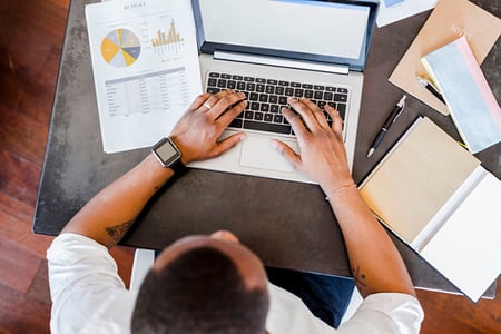 Mann führt Varianzanalyse (ANOVA) am Laptop durch