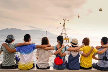Verschiedene Buyer Personas sitzen an einem Fluss