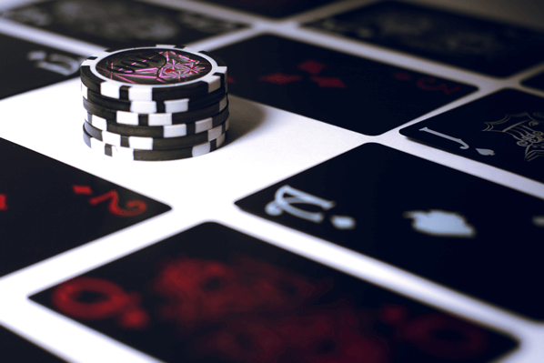 Poker-Chips auf Karten