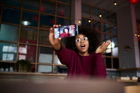 Frau erstellt Vlog mit Smartphone