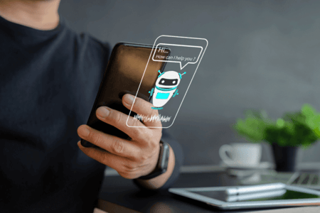 mann vergleicht voicebots auf dem handy