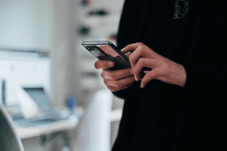 Person verfasst automatische Antwort auf WhatApp mit Android-Smartphone 