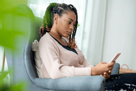 Frau am Handy sucht nach WordPress Chat Plugins am Handy
