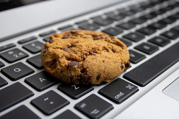Keks auf Laptop-Tastatur symbolisiert WordPress Cookie Plugins