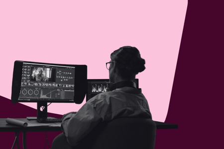 Person sitzt am Computer und schneidet Video fuer YouTube-Alternative