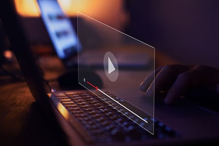 Person erstellt YouTube-Kanal am Laptop